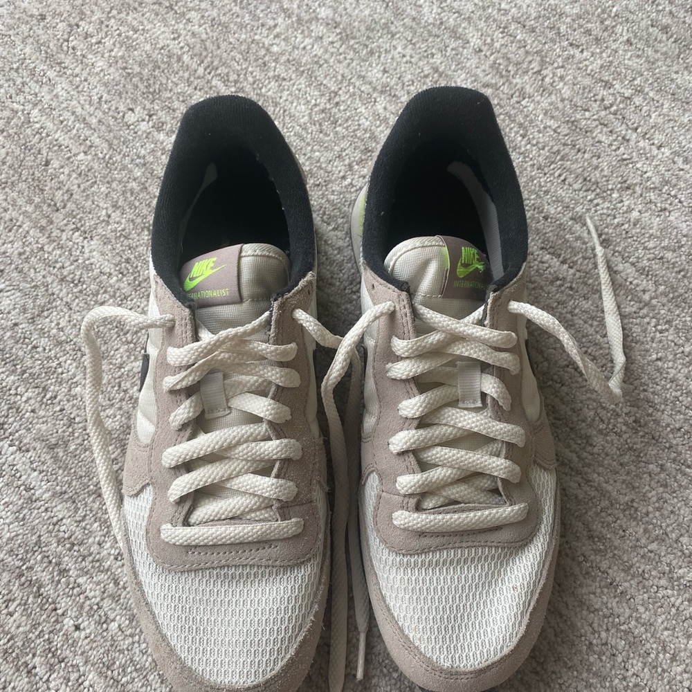 Nike Women’s Internationalist sneakers 8.5